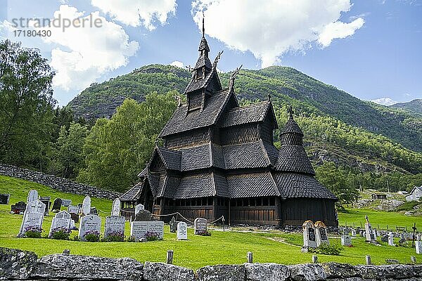 Stabkirche Borgund und Friedhof  romanische Kirche von ca. 1180  Vestland  Norwegen  Europa