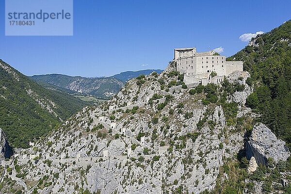 Luftaufnahme Bergdorf Entreveaux mit Zitadelle im Var Tal  Departement Alpes-de-Haute-Provence  Region Provence-Alpes-Cote d'Azur  SüdFrankreich  Frankreich  Europa