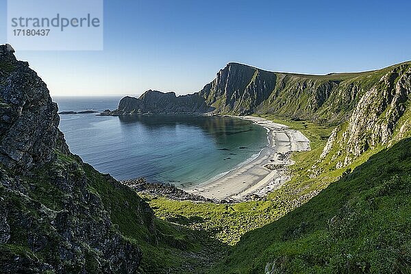 Klippen  Strand und Meer  Wanderung zum Berg Måtinden  bei Stave  Nordland  Norwegen  Europa