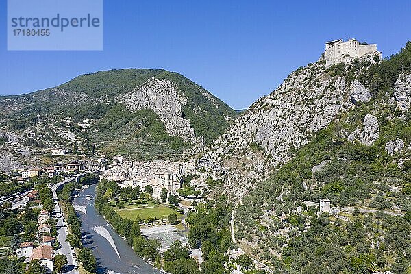 Luftaufnahme Bergdorf Entreveaux mit Zitadelle im Var Tal  Departement Alpes-de-Haute-Provence  Region Provence-Alpes-Cote d'Azur  SüdFrankreich  Frankreich  Europa