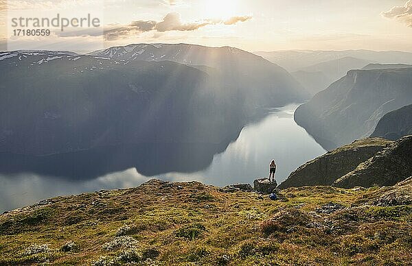 Abendstimmung  Wanderin am Gipfel des Berges Prest  Fjord Aurlandsfjord  Aurland  Norwegen  Europa