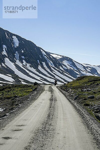 Motorradfahrer  Berge  Straße  Norwegische Landschaftsroute  Gamle Strynefjellsvegen  zwischen Grotli und Videsæter  Norwegen  Europa