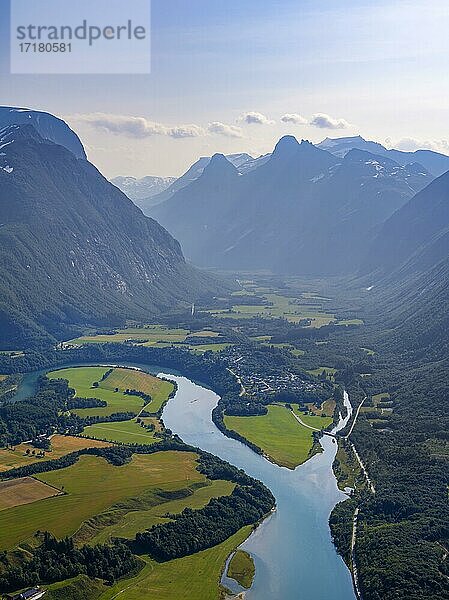 Ausblick von der Wanderung Romsdalseggen  Fluss Rauma  Romsdalfjellene-Berge  Andalsnes  Møre og Romsdal  Norwegen  Europa