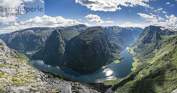 Blick vom Gipfel des Breiskrednosi  Berge und Fjord  Nærøyfjord  Aurland  Norwegen  Europa