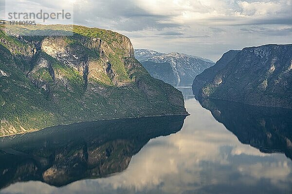 Berge spiegeln sich im Wasser  Aurlandsfjord  Aurland  Sogn og Fjordane  Norwegen  Europa