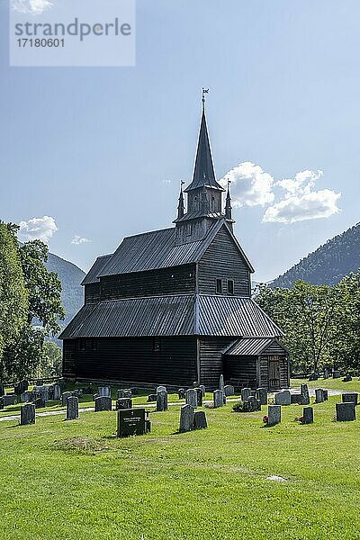 Stabkirche Urnes und Friedhof  UNESCO-Weltkulturerbe  romanische Kirche von ca. 1130  Vestland  Norwegen  Europa