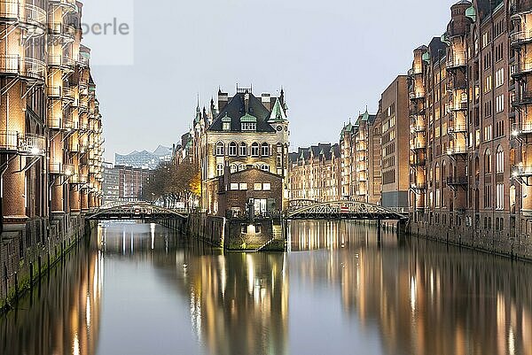 Wasserschloss in der historischen Speicherstadt  Abenddämmerung  Wasserspiegelung  Hamburg  Deutschland  Europa