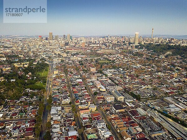 Luftaufnahme des Stadtzentrums von Johannesburg bei Sonnenuntergang  Südafrika