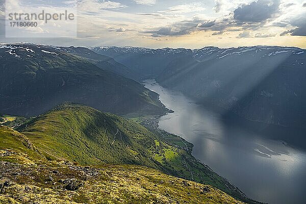 Ausblick vom Gipfel des Berges Prest auf Ort Aurlandsvangen und Fjord Aurlandsfjord  Aurland  Norwegen  Europa