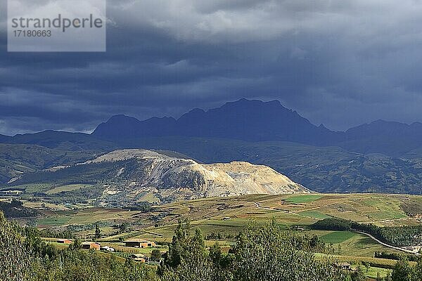 Abräumhalde einer Mine im Sonnenlicht  Huamachuco  Provinz Sánchez Carrión  Peru  Südamerika