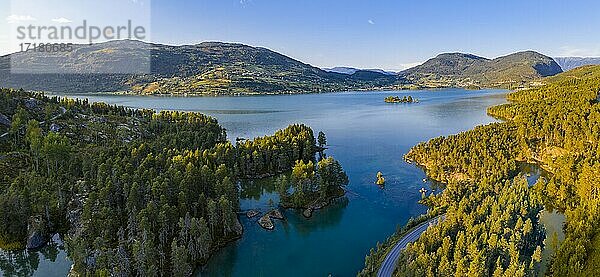 Luftaufnahme  Wald und Landschaft  Abendstimmung am See Hafslovatnet  Hafslo  Vestland  Norwegen  Europa