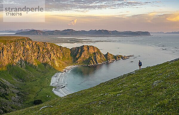 Abendstimmung  Wanderin an einem Berghang  Strand und Meer  Wanderung zum Måtinden  bei Stave  Nordland  Norwegen  Europa