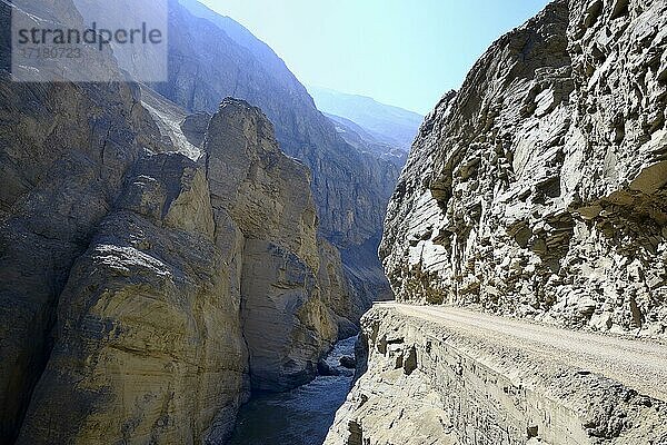 Schotterstraße entlang der Entenschlucht  Canyon del Pato  Rio Santa  Provinz Huaylas  Peru  Südamerika