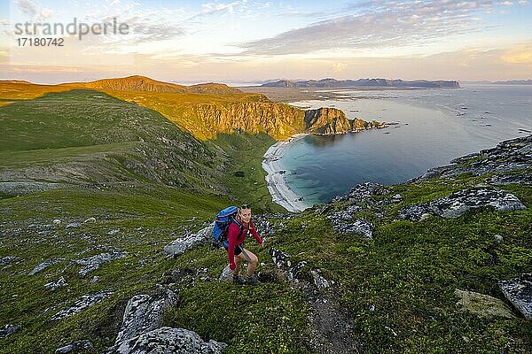 Abendstimmung  Wanderin  Strand und Meer  Wanderung zum Berg Måtinden  bei Stave  Nordland  Norwegen  Europa