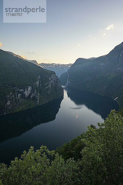 Ausblick am Ørnesvingen Aussichtspunkt  Geirangerfjord  bei Geiranger  Møre og Romsdal  Norwegen  Europa