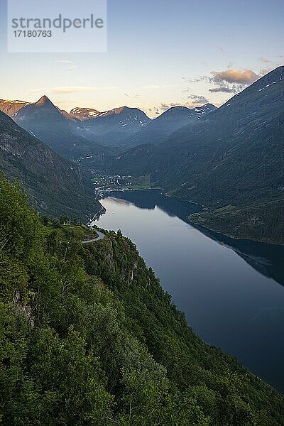 Abendstimmung  Ausblick am Ørnesvingen Aussichtspunkt  Geirangerfjord  bei Geiranger  Møre og Romsdal  Norwegen  Europa