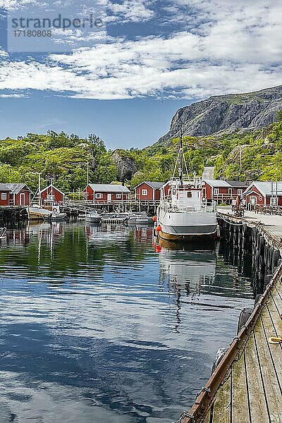 Hafen mit Fischerboot  Rorbuer Hütten  historischer Fischerort Nusfjord  Lofoten  Nordland  Norwegen  Europa