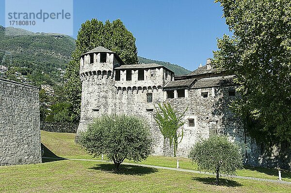Mittelalterliche Außenmauer mit Turm  Burg  Museo civico e archeologico  Städtisches und archäologisches Museum Castello Visconteo  Locarno  Kanton Tessin  Schweiz  Europa