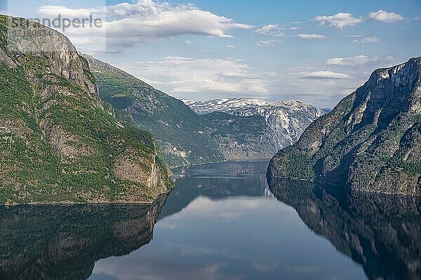 Berge spiegeln sich im Wasser  Aurlandsfjord  Aurland  Sogn og Fjordane  Norwegen  Europa