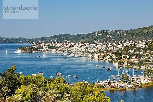 Hafen Stadt Übersicht Landschaft Meer Mittelmeer Reise Reisen auf der Insel Skiathos  Griechenland  Europa
