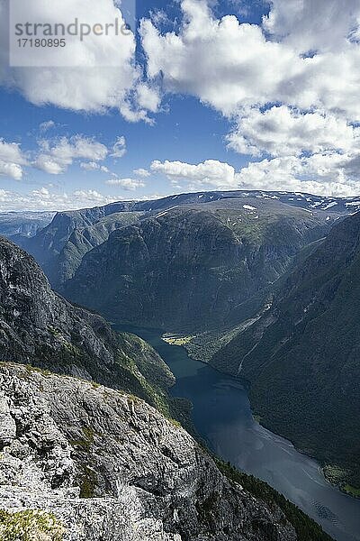 Blick vom Gipfel des Breiskrednosi  Berge und Fjord  Nærøyfjord  Aurland  Norwegen  Europa