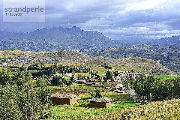 Besiedelte Landschaft mit Wolken  Huamachuco  Provinz Sánchez Carrión  Peru  Südamerika