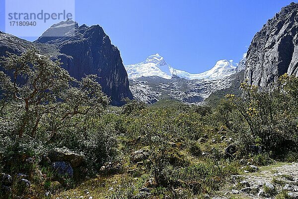 Die schneebedeckten Gipfel des Nevado Huandoy  Cordillera Blanca  bei Caraz  Provinz Huaylas  Peru  Südamerika