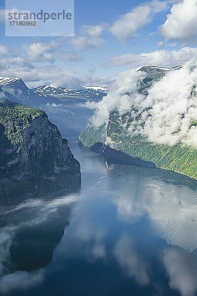 Ausblick am Ørnesvingen Aussichtspunkt  Geirangerfjord  bei Geiranger  Møre og Romsdal  Norwegen  Europa