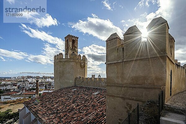 Berühmter Turm der maurischen Festungsanlage Torre espantaperros  Alcazaba  Badajoz  Spanien  Europa