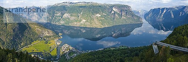Aussichtsplattform Stegastein  Berge spiegeln sich im Wasser  Panorama  Aurlandsfjord  Aurland  Sogn og Fjordane  Norwegen  Europa