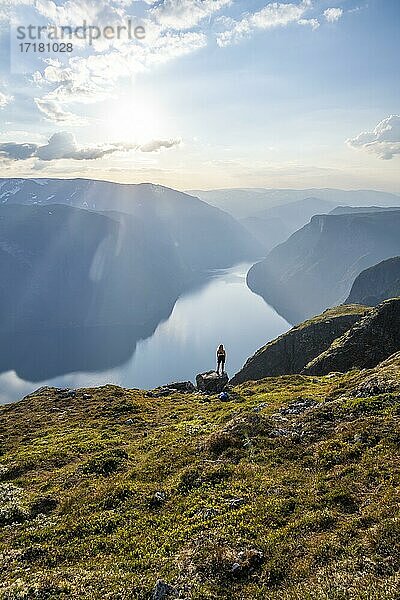 Wanderin am Gipfel des Berges Prest  Fjord Aurlandsfjord  Aurland  Norwegen  Europa