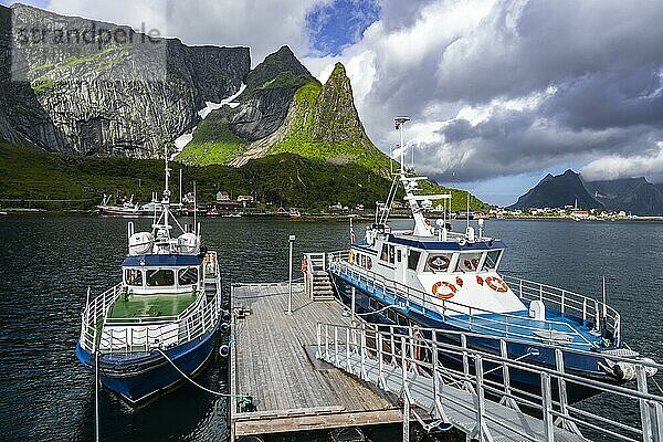 Boote im Hafen  Reine  Lofoten  Nordland  Norwegen  Europa