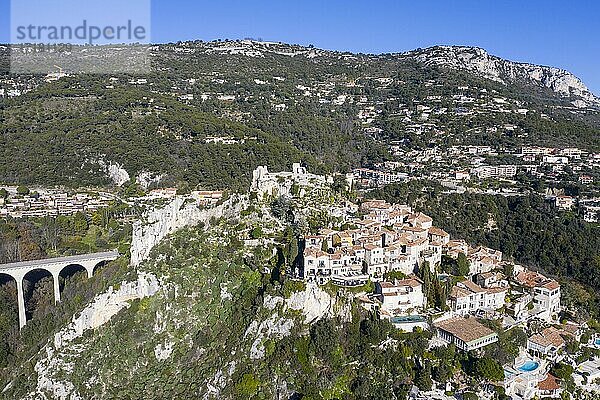 Luftaufnahme Bergdorf Eze Village  eine der touristischen Hauptattraktionen der französischen Riviera  Departement Alpes-Maritimes  Region Provence-Alpes-Cote d´Azur  Frankreich  Europa