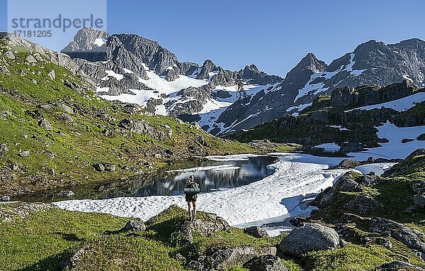 Junge Frau beim Wandern  Berge und Schnee  Wanderung zur Trollfjord Hytta  am Trollfjord  Lofoten  Nordland  Norwegen  Europa