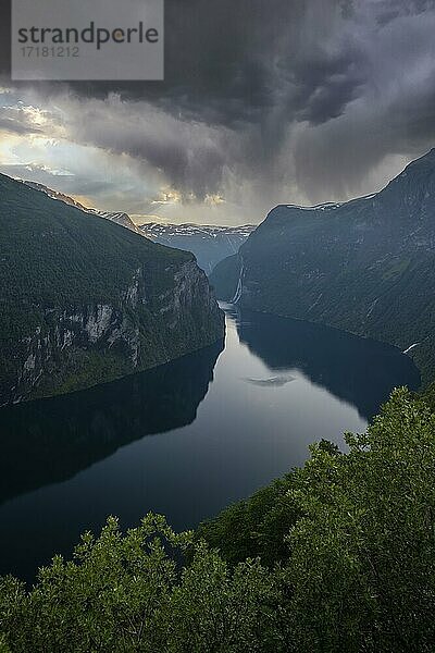 Ausblick am Ørnesvingen Aussichtspunkt  Geirangerfjord  bei Geiranger  Møre og Romsdal  Norwegen  Europa