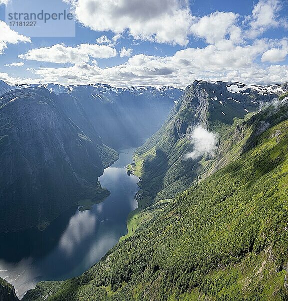 Blick vom Gipfel des Breiskrednosi  Berge und Fjord  Nærøyfjord  Aurland  Norwegen  Europa