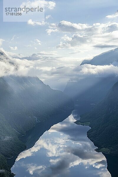 Blick vom Rimstig  Rimstigen  Sonne scheint auf Berge und Fjord  Nærøyfjord  Aurland  Norwegen  Europa