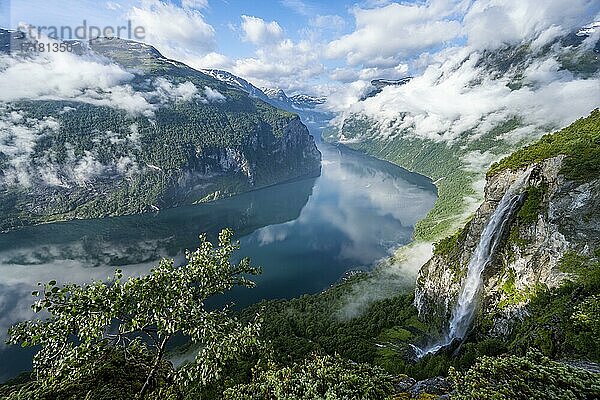 Wasserfall Gjerdefossen  am Ørnesvingen Aussichtspunkt  Geirangerfjord  bei Geiranger  Møre og Romsdal  Norwegen  Europa