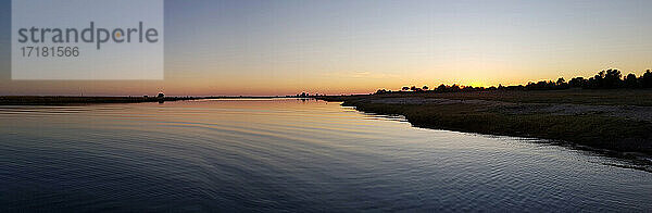 Afrika  Namibia  Chobe Fluss in der Abenddämmerung