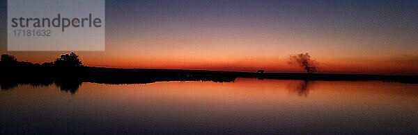 Afrika  Namibia  Chobe Fluss in der Abenddämmerung