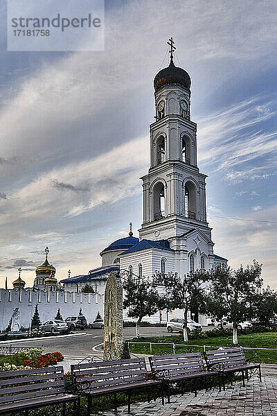 Russland  Oblast Tatarstan  Kloster Raifa. Der Glockenturm ist eine der letzten Hauptkirchen  die im Kloster gebaut wurden. Sie können die zinnenbewehrten Mauern sehen  die die Umfriedung des Klosters umgeben. 30 km von Kasan entfernt  am Rande des Waldsees gelegen  bewahrt das Kloster Raïfa seine Atmosphäre aus dem 17. Es ist das größte orthodoxe Kloster in Tatarstan.