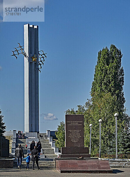 Russland  Saratow. Der Siegespark ist eine große Gedenkstätte für den militärischen Ruhm  um daran zu erinnern  dass der Mut von Millionen Russen die Nationen vor der nationalsozialistischen Bewegung gerettet hat. Der Weg zur Gedenkstätte ist in 5 Stufen unterteilt  wobei jede Stufe ein Kriegsjahr symbolisiert. Die Säule ist 40 Meter hoch. Die Kräne symbolisieren die Seelen der Gefallenen.