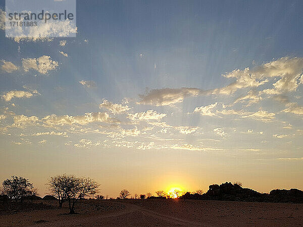 Afrika  Namibia  Damaraland  Wüsten-Sonnenuntergang