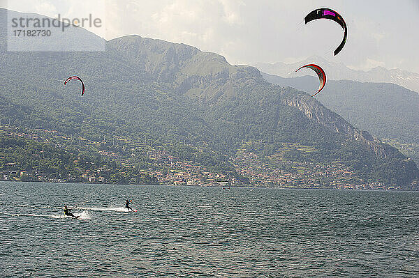 Europa  Italien  Lombardei  Lecco  Lecco See  Dervio  Kitesurfen.