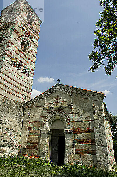 Italien  Europa  Piemont  Provinz Asti  Montechiaro d'Asti. Romanische Kirche von S. Nazario und Celso.