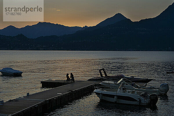 Europa  Italien  Lombardei  Lago Lario  Comer See  Varenna  Fährschiff für Autos