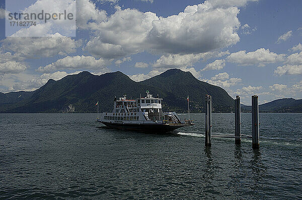 Europa  Italien  Piemont  Provinz Verbania  Lago Maggiore  Verbano See  Hafen für die Einschiffung von Autos auf der Fähre