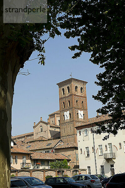 Europa  Italien  Piemont  Asti  Glockenturm der Kathedrale Santa Maria Assunta und San Gottardo