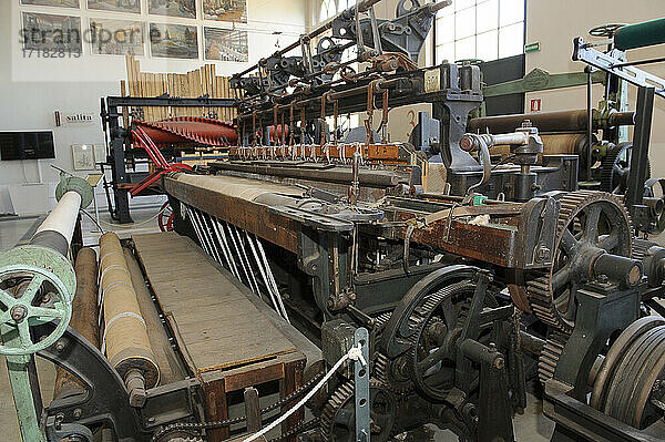 Europa  Italien  Lombardei  Varese-Land  Busto Arsizio  Textilmuseum mit alten Maschinen zur Stoffverarbeitung. Peitschenwebstuhl mit Schützen für Industriegewebe