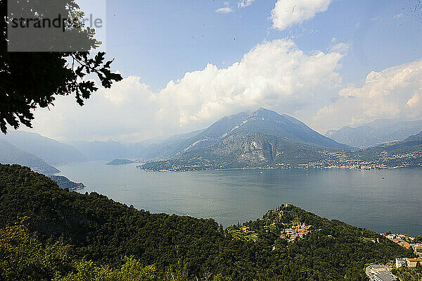 Europa  Italien  Lombardei  Comer See  (Lario)  Varenna  Schloss Vezio.